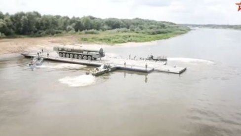 ПРВИ ПУТ НА СВЕТУ: Руски ракетни систем пребачен преко реке (ВИДЕО)