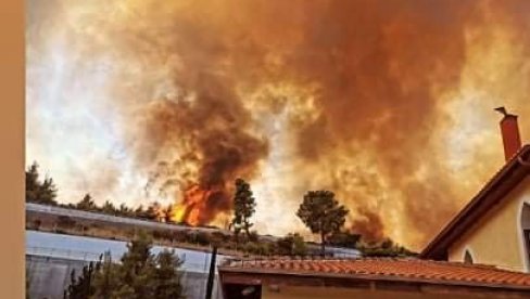 STRAVIČNI POŽARI I U GRČKOJ: Vatrogasci nemaju kontrolu nad vatrenom stihijom (FOTO/VIDEO)
