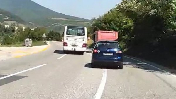 СНИМАК СА ЦРНЕ ТАЧКЕ ОД КОГ СЕ ДИЖЕ КОСА НА ГЛАВИ: Аутобус претиче камион на пуној линији (ВИДЕО)