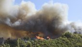 ХАОС КОД ТРОГИРА: Због пожара проблеми на аеродрому у Сплиту, у гашењу ватрене стихије учествују канадери и хеликоптери