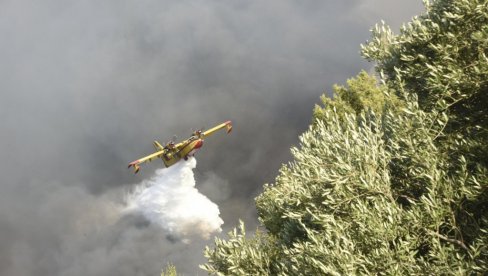 СРУШИО СЕ ВАТРОГАСНИ АВИОН НА ЗАКИНТОСУ: Летео да угаси пожар на острву, повређен пилот