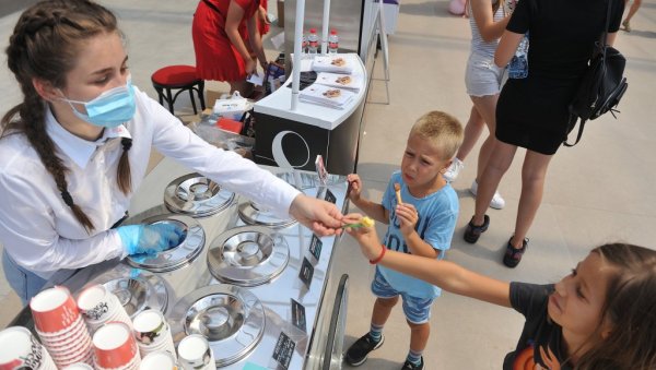 ЧАРОБНА КУГЛА ЗА СВАКО НЕПЦЕ: Фестивал сладоледа, који се одржава и данас, привукао велики број љубитеља