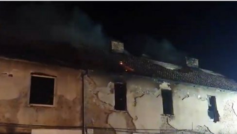 ПРВИ СНИМЦИ ПОЖАРА НА АУТОКОМАНДИ: Густ дим шири се Београдом, ватрогасци гасе ватру у напуштеном објекту (ВИДЕО)