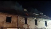 ПРВИ СНИМЦИ ПОЖАРА НА АУТОКОМАНДИ: Густ дим шири се Београдом, ватрогасци гасе ватру у напуштеном објекту (ВИДЕО)