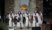 SLAVA HRAMU I MUDRIM PRECIMA: Etno grupa Trag održala koncert u okviru Svetoilinskih dana u Gornjem Zabrđu (FOTO)