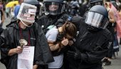 СТОТИНЕ ЉУДИ НА ПРОТЕСТУ ПРОТИВ КОРОНА МЕРА: Избили сукоби немачке полиције и демонстрантата (ФОТО)