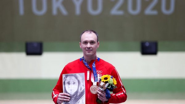 СЕБИЋ РАСПЛАКАО СРБИЈУ: Медаља на грудима и њена слика у руци... Ево коме је посветио бронзу