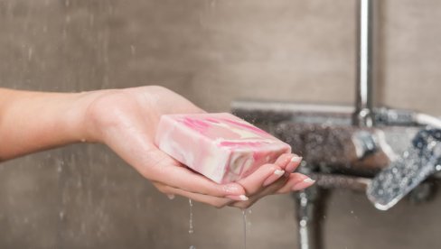 DERMATOLOZI SAVETUJU: Svakodnevna upotreba sapuna može da stvori kožne probleme