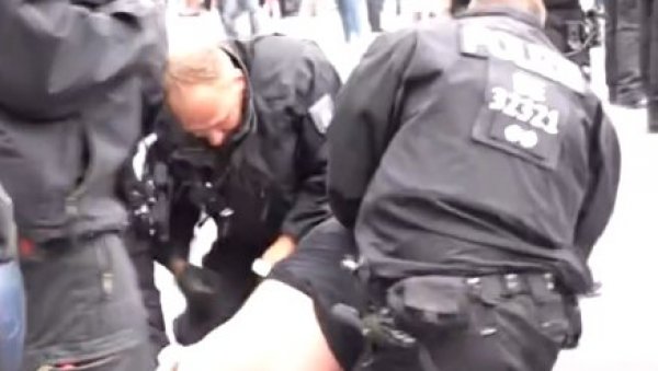 КРВАВЕ УЛИЦЕ У БЕРЛИНУ: Један демонстрант преминуо - чак 500 је ухапшено на протестима против корона мера (ВИДЕО)