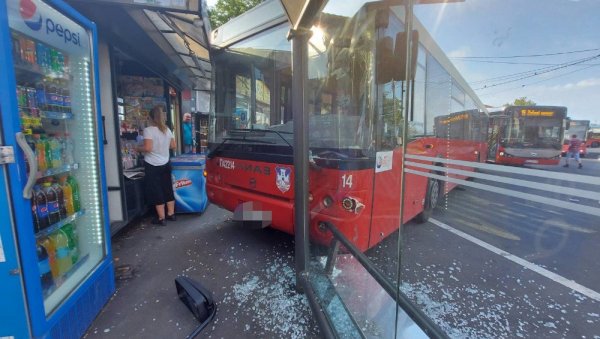 ДЕТАЉИ ДРАМЕ У ЗЕМУНУ: Возач покушао да заустави аутобус, срча расута по целој окретници (ФОТО/ВИДЕО)
