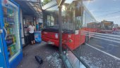 DETALJI DRAME U ZEMUNU: Vozač pokušao da zaustavi autobus, srča rasuta po celoj okretnici (FOTO/VIDEO)