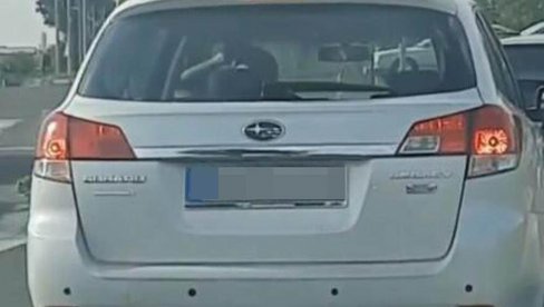 NEVEROVATAN SNIMAK SA BEOGRADSKIH ULICA: Ono što ovaj muškarac radi tokom vožnje će vas šokirati! (VIDEO)