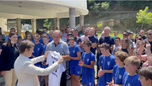 ČISTA DESETKA: Ana Brnabić dobila dres od mladih sportista iz Vranjske Banje