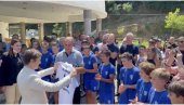 ČISTA DESETKA: Ana Brnabić dobila dres od mladih sportista iz Vranjske Banje