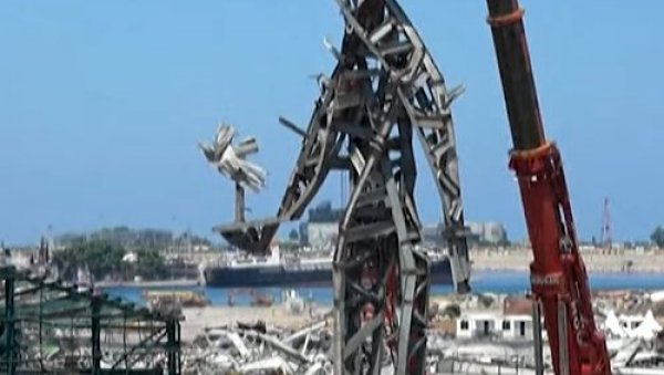 ИМАТЕ ЏИНА НАПРАВЉЕНОГ ОД ПЕПЕЛА: У Бејруту откривена скулптура у знак почасти жртвама експлозије (ВИДЕО)