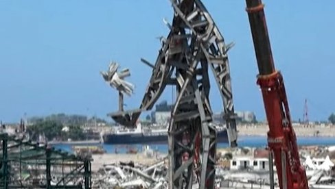 ИМАТЕ ЏИНА НАПРАВЉЕНОГ ОД ПЕПЕЛА: У Бејруту откривена скулптура у знак почасти жртвама експлозије (ВИДЕО)
