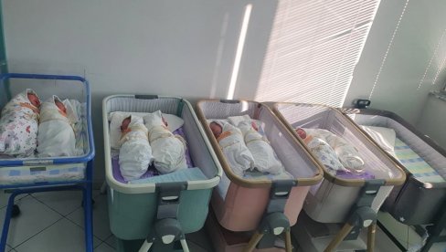 DVA BRATA: U porodilištu u Novom Sadu za dan rođeno 25 beba