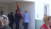 SRPSKA ZASTAVA NE SME DA BUDE DOLE: Ministar Selaković prekinuo obraćanje da bi vratio državno obeležje na mesto (VIDEO)
