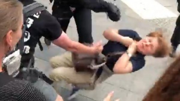 ХАОС НА ДРУШТВЕНИМ МРЕЖАМА НАКОН ПРОТЕСТА: Брутално понашање немачке полиције - овај снимак је посебно привукао пажњу (ВИДЕО)