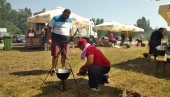 ЛАПОВЦИ КУВАЈУ БЕЗ ПРЕМЦА: Одржано такмичење у спремању рибље чорбе (ФОТО)