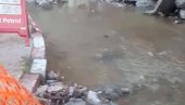 ХАВАРИЈА НА ВОДОВОДНОЈ МРЕЖИ НА ПЕТЛОВОМ БРДУ: Машине пробушиле цев, вода поплавила цело насеље