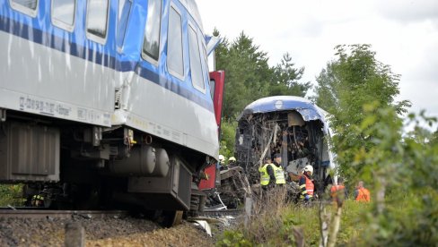 PRVE FOTOGRAFIJE NESREĆE U ČEŠKOJ: U sudaru dva putnička voza poginule tri osobe - na desetine povređenih (FOTO)