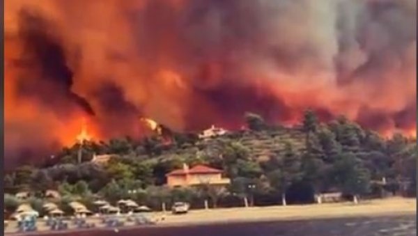 ЈЕЗИВ СНИМАК СА ЕВИЈЕ: Букти огроман пожар, наређене евакуације становништва (ВИДЕО)