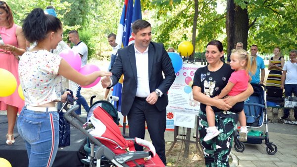 БРОЈНИЈА И ЛЕПША СРПСКА: Конференција беба 2021 одржана у бијељинском Градском парку