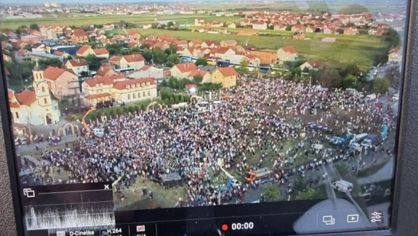 ВИШЕ ОД 15.000 ЉУДИ У БУСИЈАМА: Велики број грађана се окупио на обележавању Дана сећања на Олују (ФОТО)