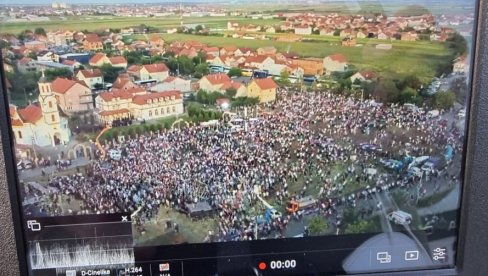 ВИШЕ ОД 15.000 ЉУДИ У БУСИЈАМА: Велики број грађана се окупио на обележавању Дана сећања на Олују (ФОТО)