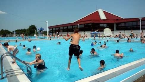 СТАРТ СЕЗОНЕ НА БАЗЕНИМА: Отворено неколико купалишта, улазак на Аду кад језеро буде топлије