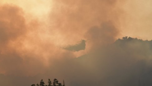 POŽAR NA KRITU: Grčki vatrogasci nastavljaju borbu sa vatrenom stihijom