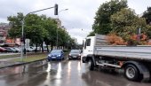SNAŽNO NEVREME POGODILO BANJALUKU: Vetar obarao stabla - Zbog kiše otežan saobraćaj (FOTO/VIDEO)