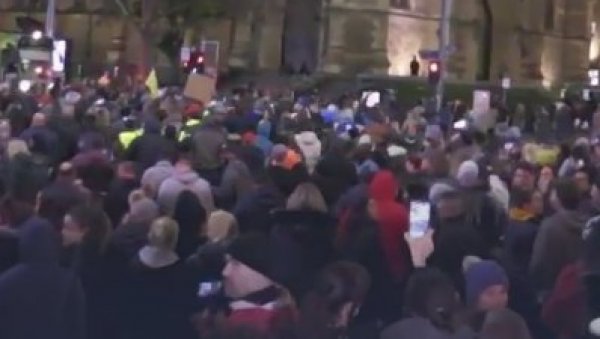 ХАОС У МЕЛБУРНУ: Неколико стотина људи изашло на улице - дошло и до сукоба са полицијом (ВИДЕО)