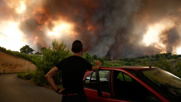 САМИ СМО, НАШ КРАЈ СЕ БЛИЖИ! Алармантна ситуација у Грчкој, пожар се распламсао (ВИДЕО)