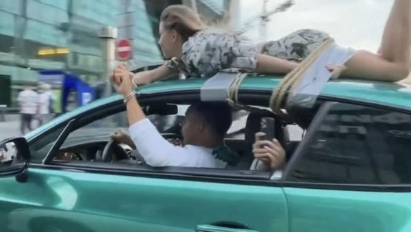 РУСКИ ИНФЛУЕНСЕР ЗАПРЕПАСТИО СВЕТ: Везао девојку, па је возио на крову аутомобила (ВИДЕО)
