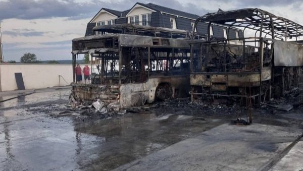 ДРАМА У НЕГОТИНУ: Ноћас изгорела три аутобуса Николић превоза (ФОТО)