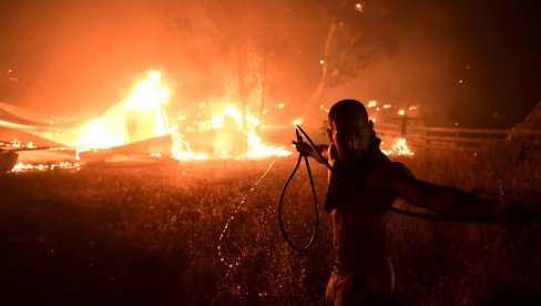 ДРАМАТИЧНА СИТУАЦИЈА У АТИНИ: Ватра гута све пред собом, једна особа погинула, хиљаде људи побегло из предграђа (ФОТО/ВИДЕО)