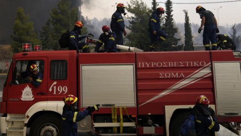 VELIKI POŽAR IZBIO U ATINI: Vatrena stihija izbila u stambenoj zgradi, na terenu 16 vatrogasaca sa pet vozila