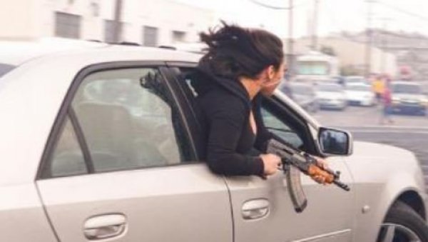 НЕВЕРОВАТНА СЦЕНА НА УЛИЦАМА САН ФРНАЦИСКА: Жена вири кроз прозор аутомобила, у рукама држи калашњиков (ФОТО)