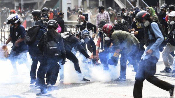 ХАОС НА ТАЈЛАНДУ: Више од хиљаду демонстраната се сукобило са полицијом (ФОТО)