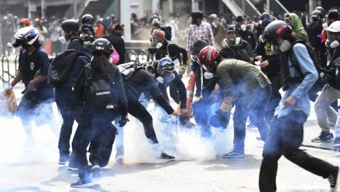 HAOS NA TAJLANDU: Više od hiljadu demonstranata se sukobilo sa policijom (FOTO)