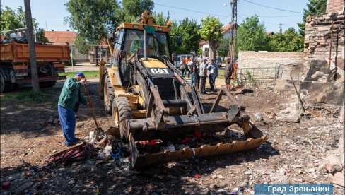 УКЛОЊЕНА ПРИВАТНА ДЕПОНИЈА: Из дворишта куће у Зрењанину изнето једанаест камиона смећа