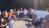 ZAVETNICI OTERALI BASARU ZBOG VREĐANJA DESANKE: Incident na manifestaciji Mermer i zvuci (VIDEO)