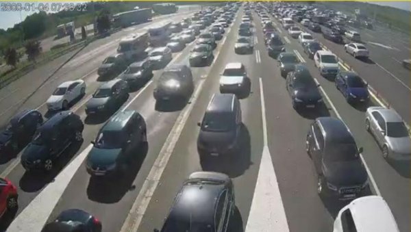 ОГРОМНЕ ГУЖВЕ НА ГРАНИЦАМА: Чека се и по пет сати - ево где су најдужа задржавања! (ФОТО)