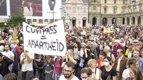 ВИРУС НАПАО ДЕМОКРАТИЈУ: Како је Уставни савет Француске убрзао примену санитарног пасоша који се уводи од сутра