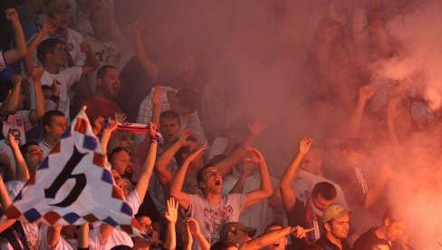 HRVATI, SRAM VAS BILO! Navijači Hajduka ponovo pozivali na ubijanje Srba (VIDEO)