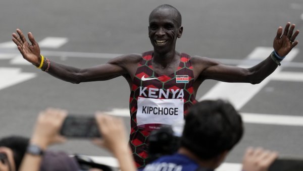 ДОМИНАЦИЈА КЕНИЈЦА: Kipčoge odbranio olimpijsko zlato u maratonu