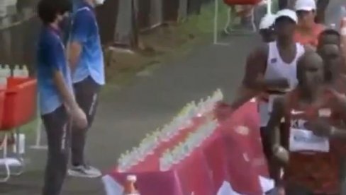 NAJSKANDALOZNIJI POTEZ OLIMPIJSKIH IGARA: Francuz srušio flašice sa vodom tokom maratona da ih drugi ne bi uzeli (VIDEO)