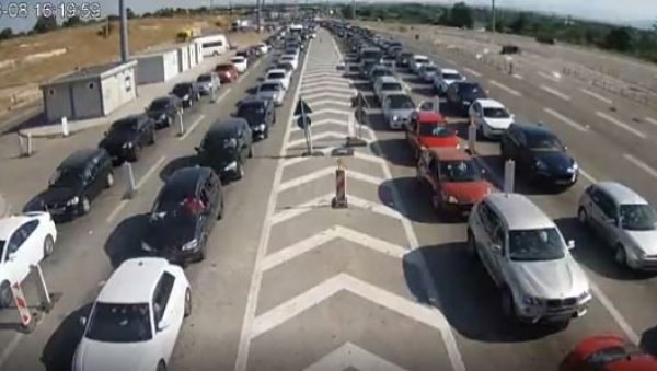 ОГРОМНЕ ГУЖВЕ НА ГРАНИЦИ: Путничка возила чекају на Хоргошу, Келебији и Шиду 5 сати